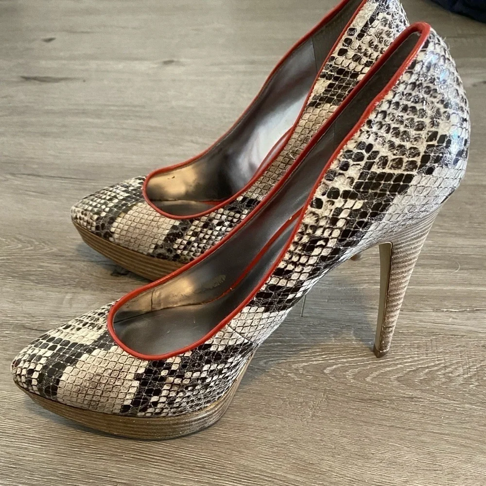 Guess High Heels Snakeskin Animal Print with Red Piping Party size 9 1/2 9.5